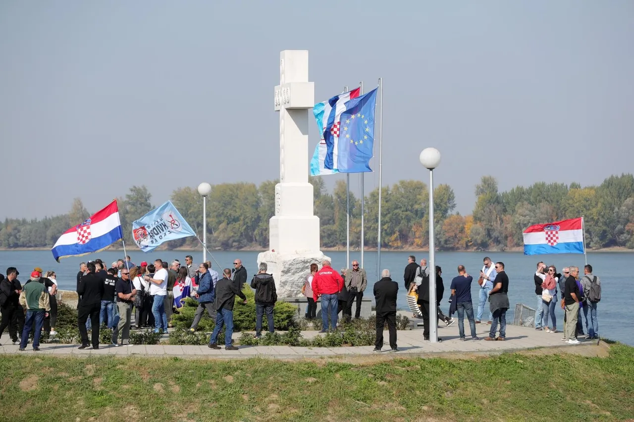 Vukovar: Okupljaju se prosvjednici sa zastavama na glavnom gradskom trgu