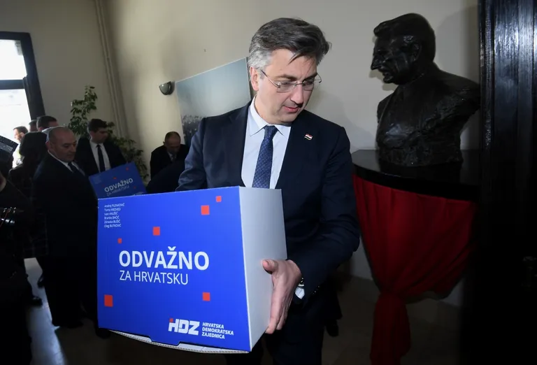 Andrej Plenković zajedno sa svojim timom predao potpise za stranačke izbore