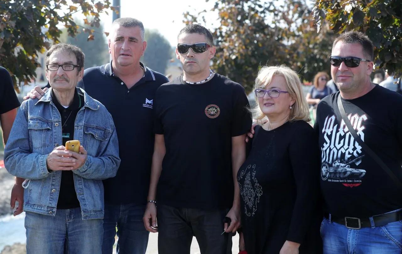 Vukovar: Okupljaju se prosvjednici sa zastavama na glavnom gradskom trgu