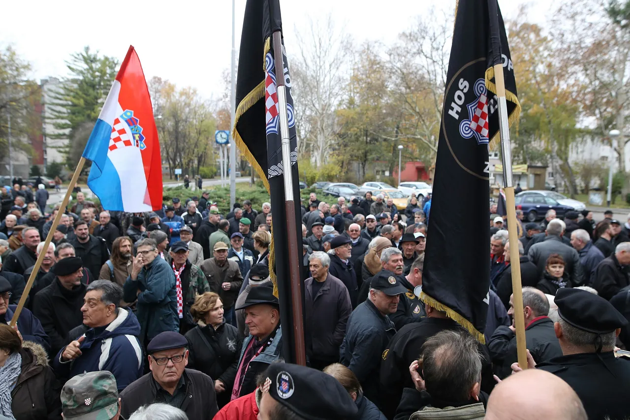 Oko 200 pripadnika HOS-a okupilo se kod spomen obilježja Žarku Manjkasu - Crvenkapi