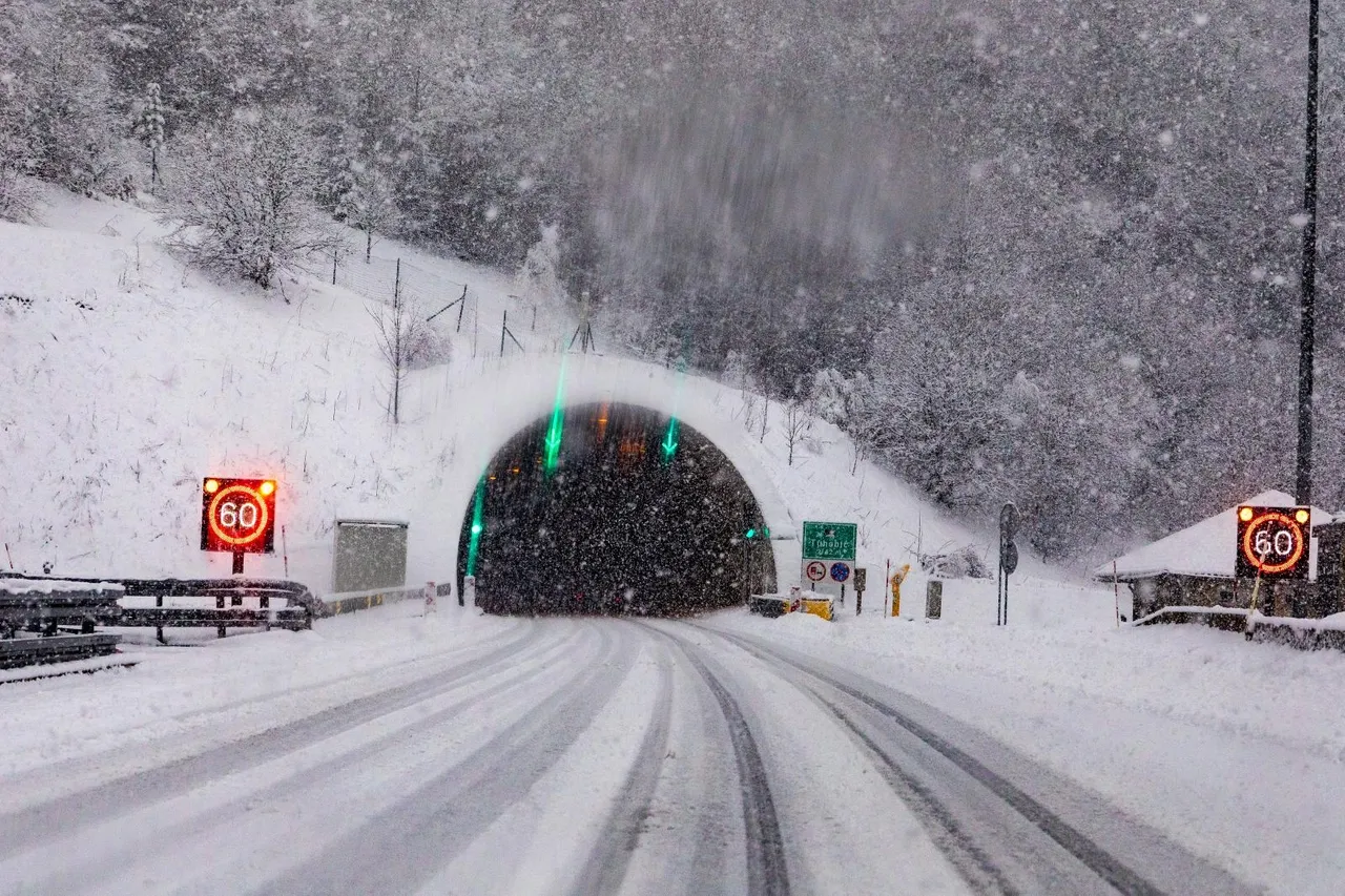 Gusti snijeg i poledica oteževaju prometovanje na autcesti A6 Zagreb - Rijeka