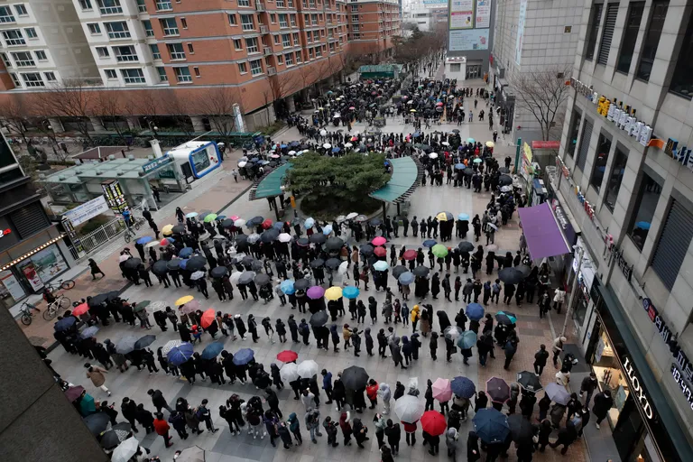 Korejci čekaju u redovima za kupnju zaštitnih maski