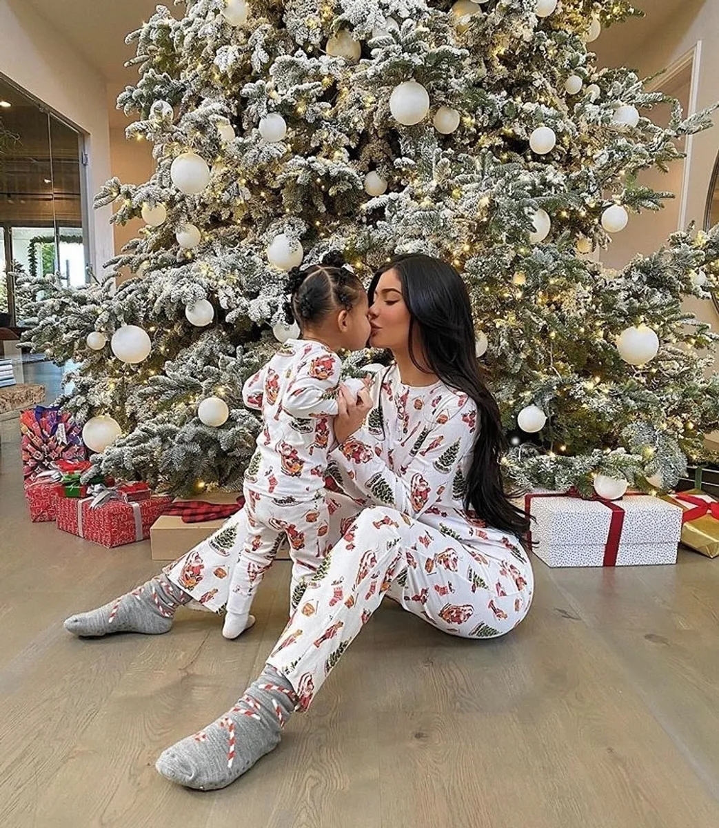 Kylie Jenner i njezina kćerkica Stormi u istim pidžamama na božićno jutro
