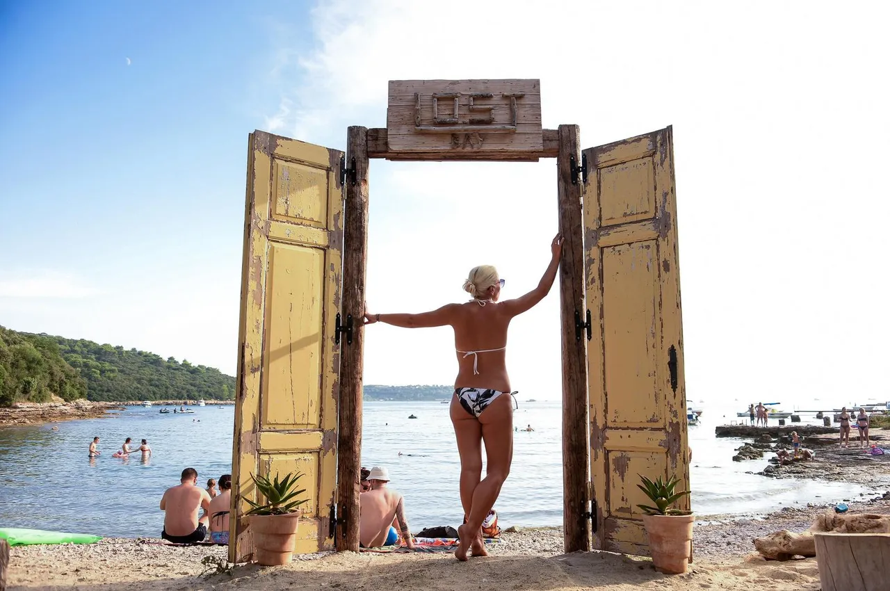 Stinjan - Jedna od turistima najposjećeniih plaža u Puli i okolici, svakako je stinjanski Lost bay beach bar