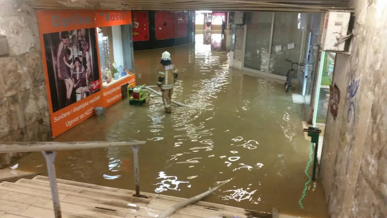 VIDEO, FOTO Dramatični prizori nevremena iz Karlovca: jedva spašen čovjek koje se umalo utopio na poplavljenoj cesti