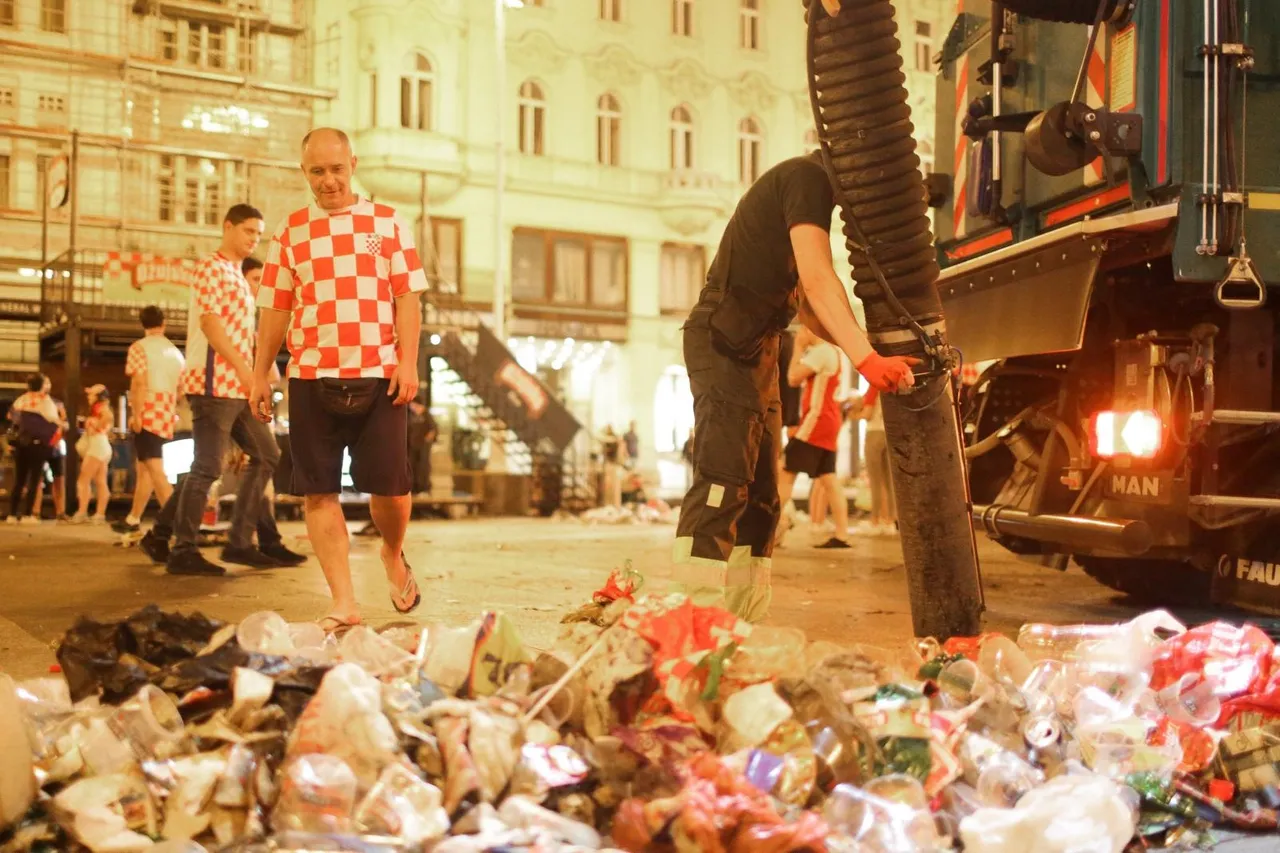 Zagreb: Čišćenje glavnog Trga nakon utakmice Hrvatska - Engleska