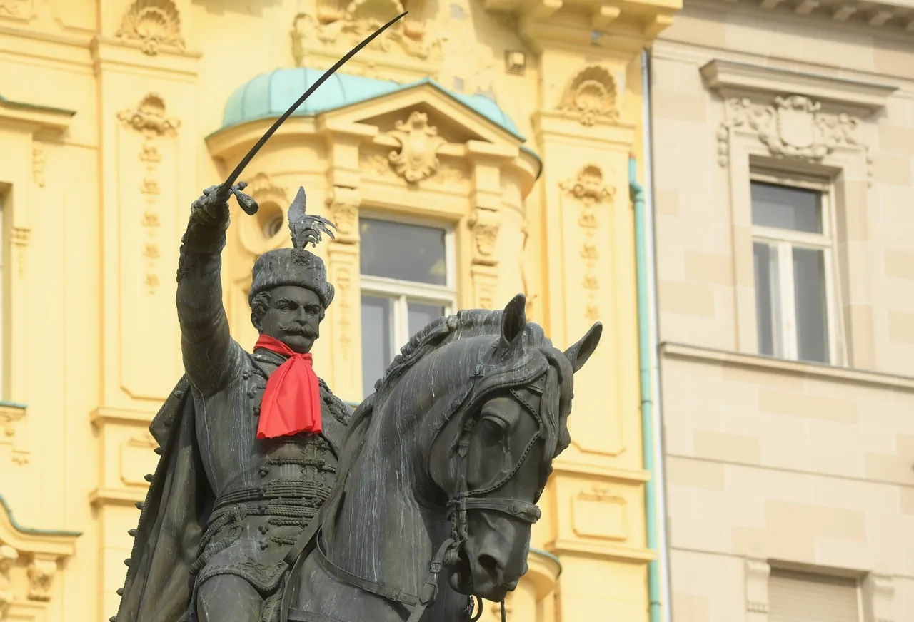 Spomenici i biste ukrašeni kravatama povodom Svjetskog dana kravate