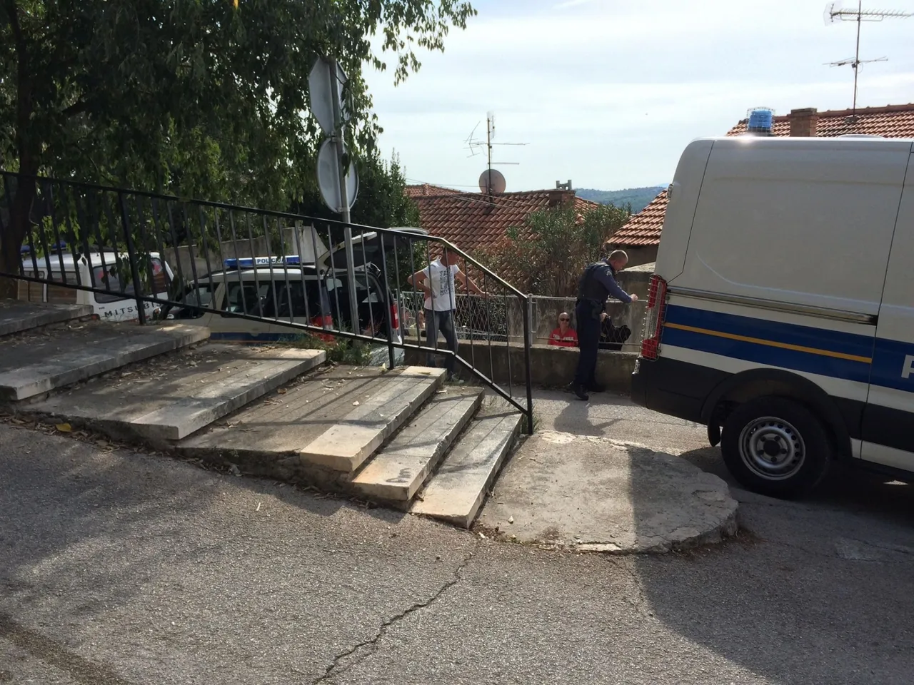 Drama u Šibeniku: Muškarac se zabarikadirao u kući i prijeti samoubojstvom