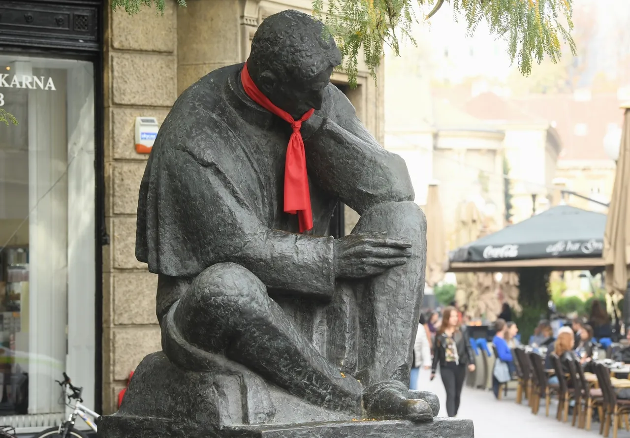 Spomenici i biste ukrašeni kravatama povodom Svjetskog dana kravate
