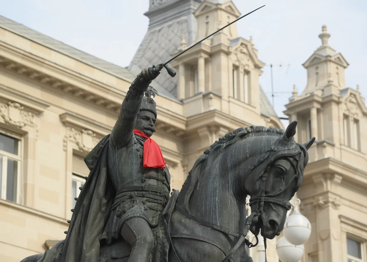 Spomenici i biste ukrašeni kravatama povodom Svjetskog dana kravate