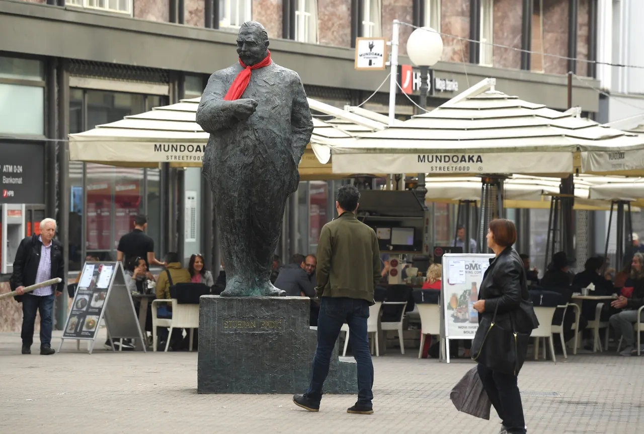 Spomenici i biste ukrašeni kravatama povodom Svjetskog dana kravate