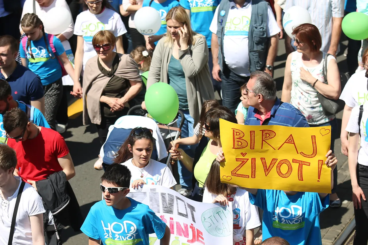 Više tisuća građana sudjelovalo u povorci 'Hod za život' u Zagrebu