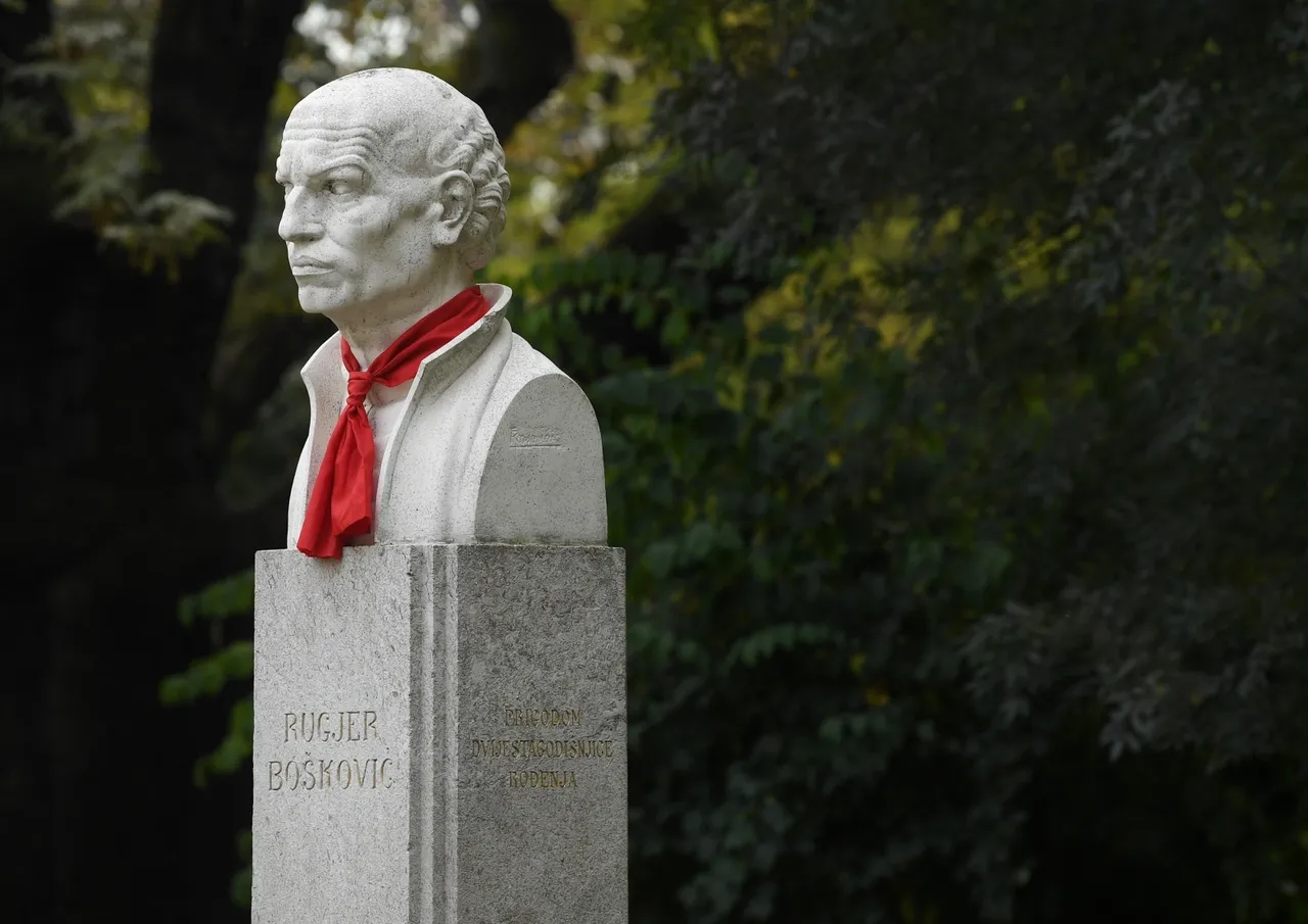 Spomenici i biste ukrašeni kravatama povodom Svjetskog dana kravate