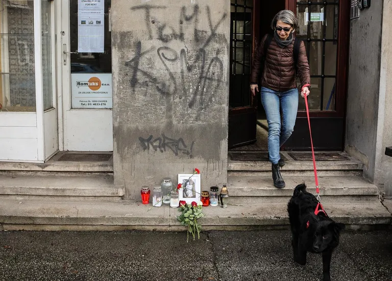 Zagreb: Svijeće i cvijeće za Miru Furlan ispred stana u kojem je nekad živjela