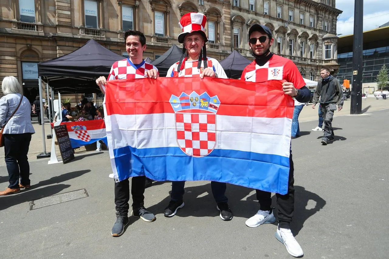 Hrvatski navijači u Glasgowu uoči utakmice 3. kola u skupini E na Europskom prvenstvu između Hrvatske i Škotske