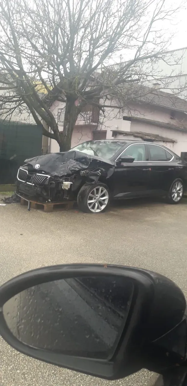 Vozilo župana Dekanića još uvijek oštećeno stoji pred auto centrom