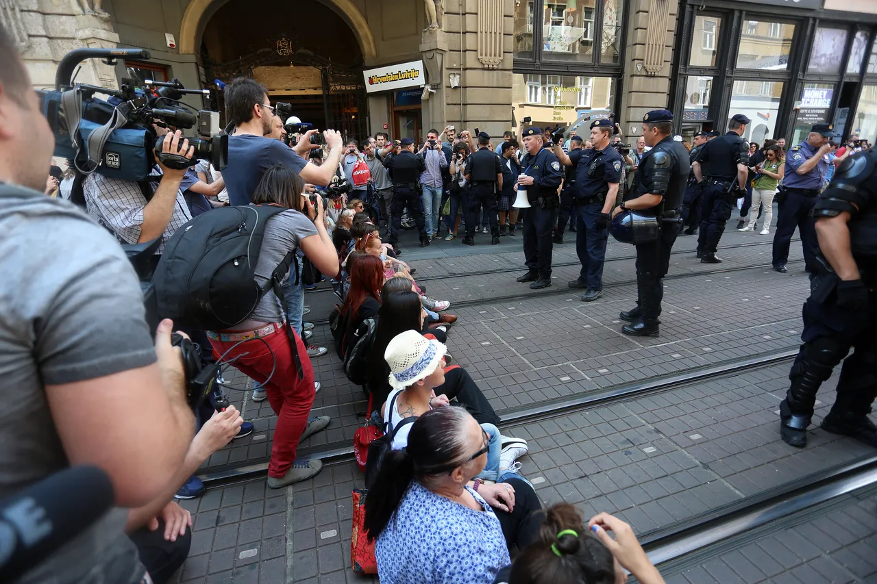 Nemile scene u Zagrebu: aktivistice blokirale 'Hod za život', policija ih 'potrpala' u maricu