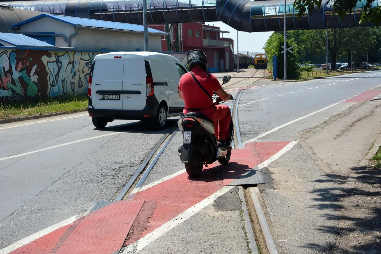 Neobično prometno rješenje na pružnom prijelazu u ulici Mile Budaka