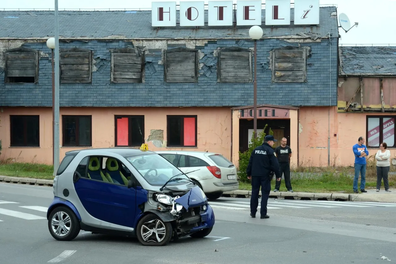 Nesreća u Sisku: Na križanju se sudarila tri automobila