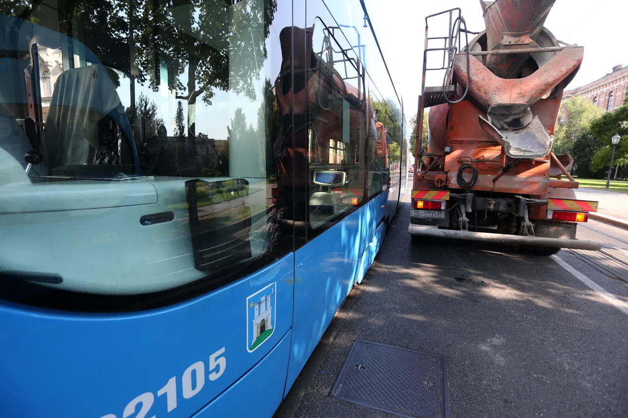 Zastoj prometa kod Zrinjevca, kamion i tramvaj bočno se sudarili
