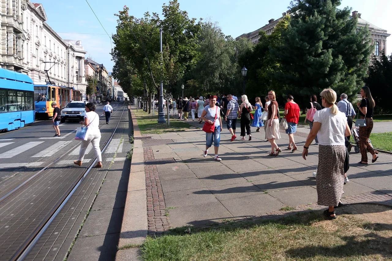 Zastoj prometa kod Zrinjevca, kamion i tramvaj bočno se sudarili