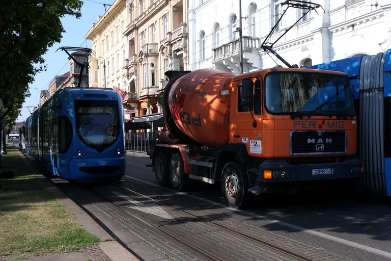 Zastoj prometa kod Zrinjevca, kamion i tramvaj bočno se sudarili
