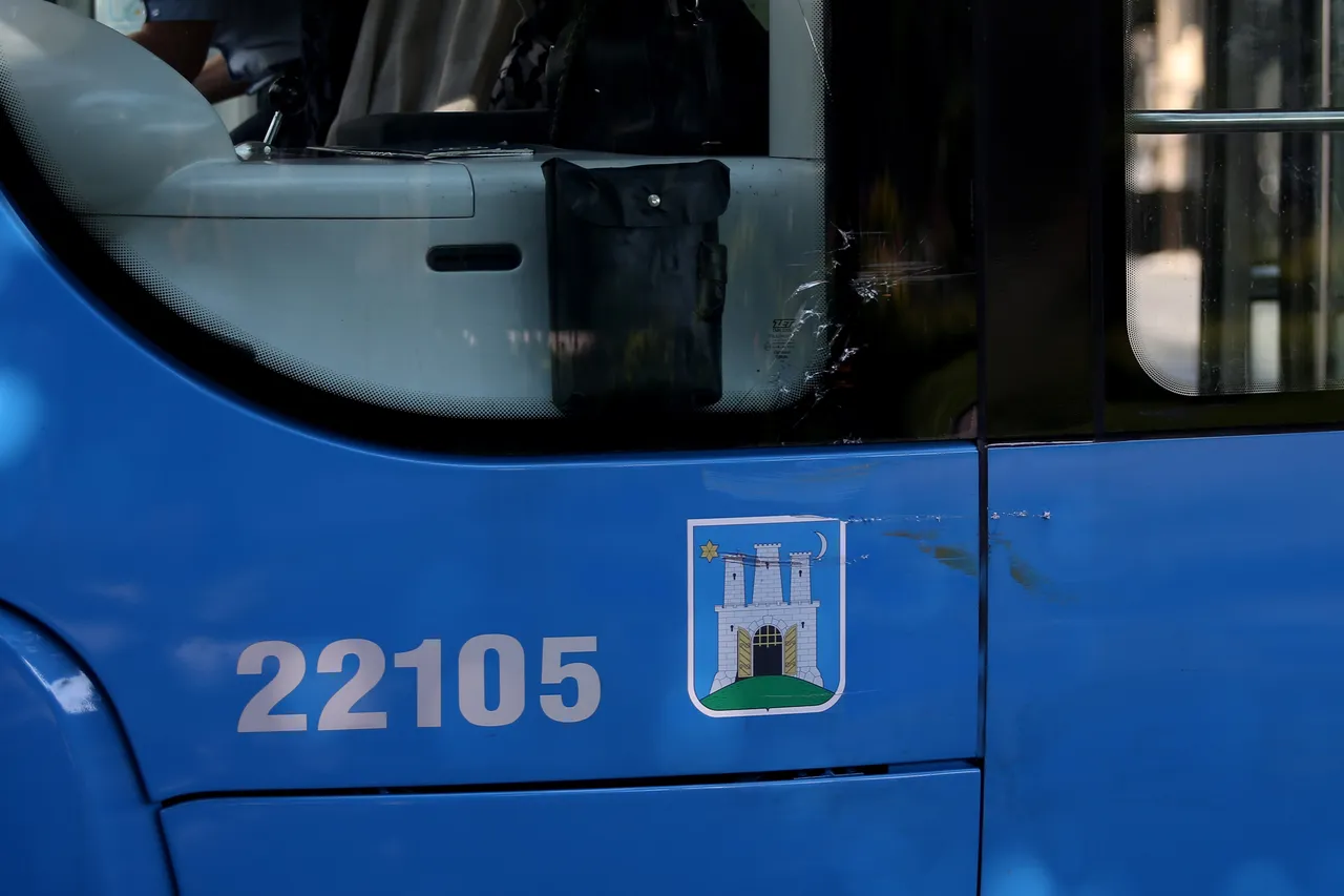 Zastoj prometa kod Zrinjevca, kamion i tramvaj bočno se sudarili