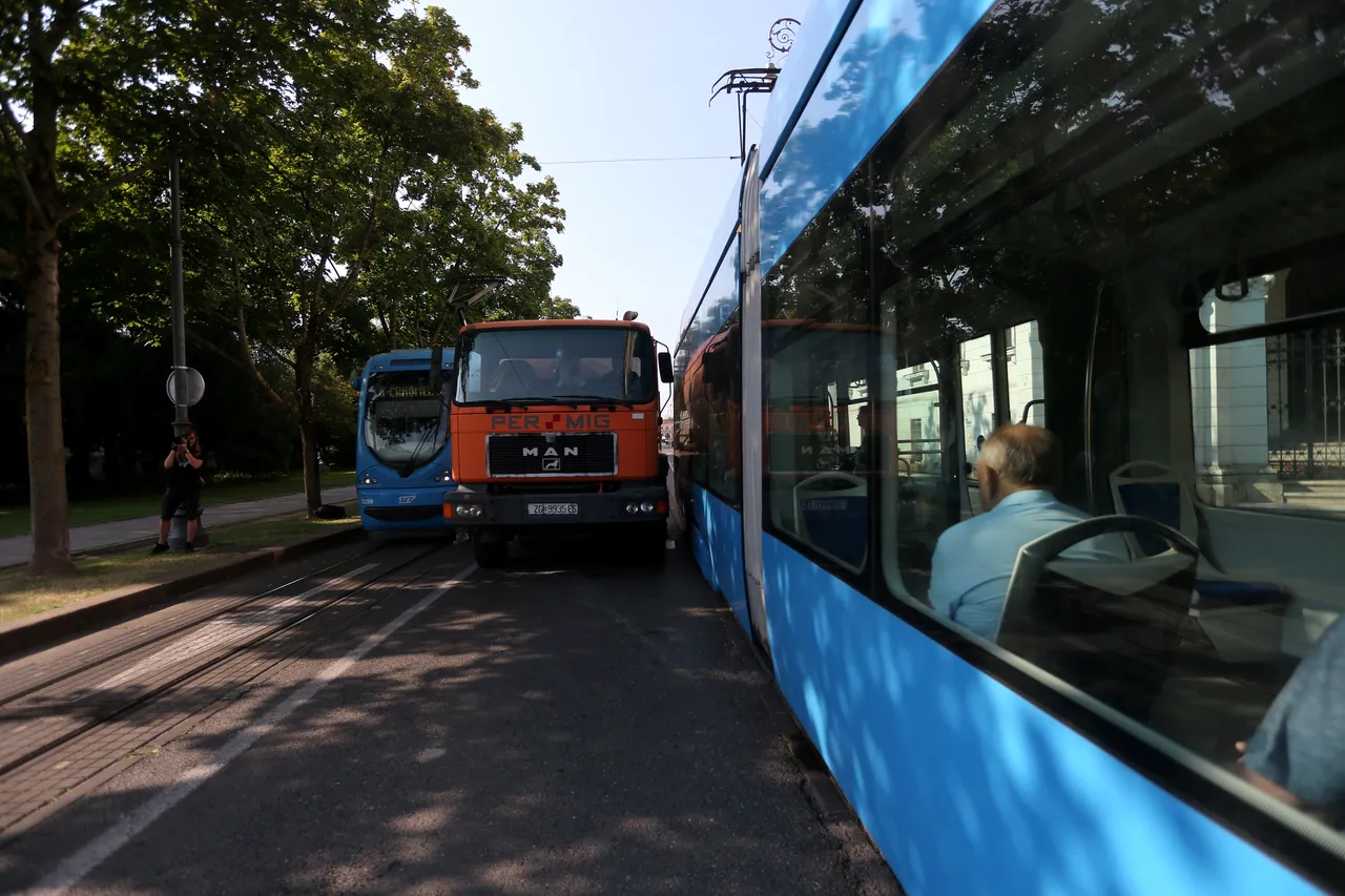 Zastoj prometa kod Zrinjevca, kamion i tramvaj bočno se sudarili