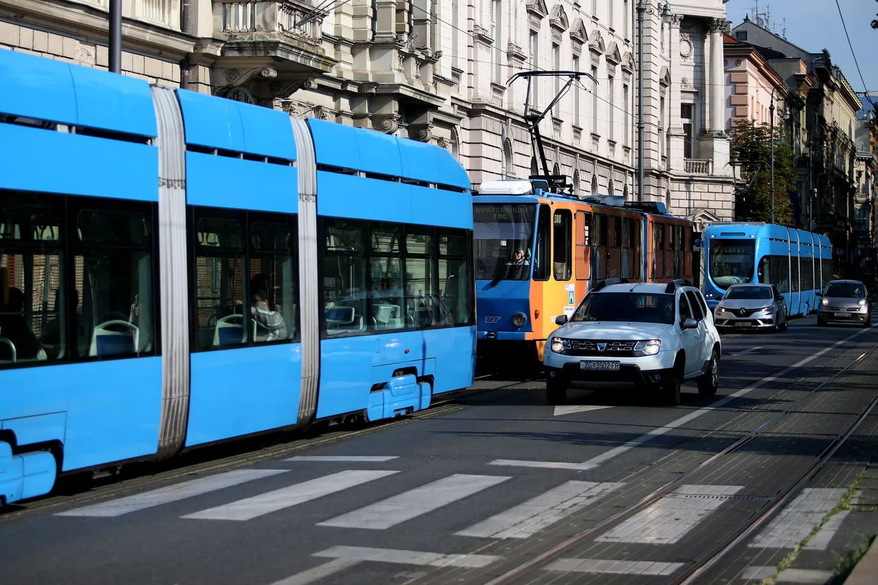 Zastoj prometa kod Zrinjevca, kamion i tramvaj bočno se sudarili