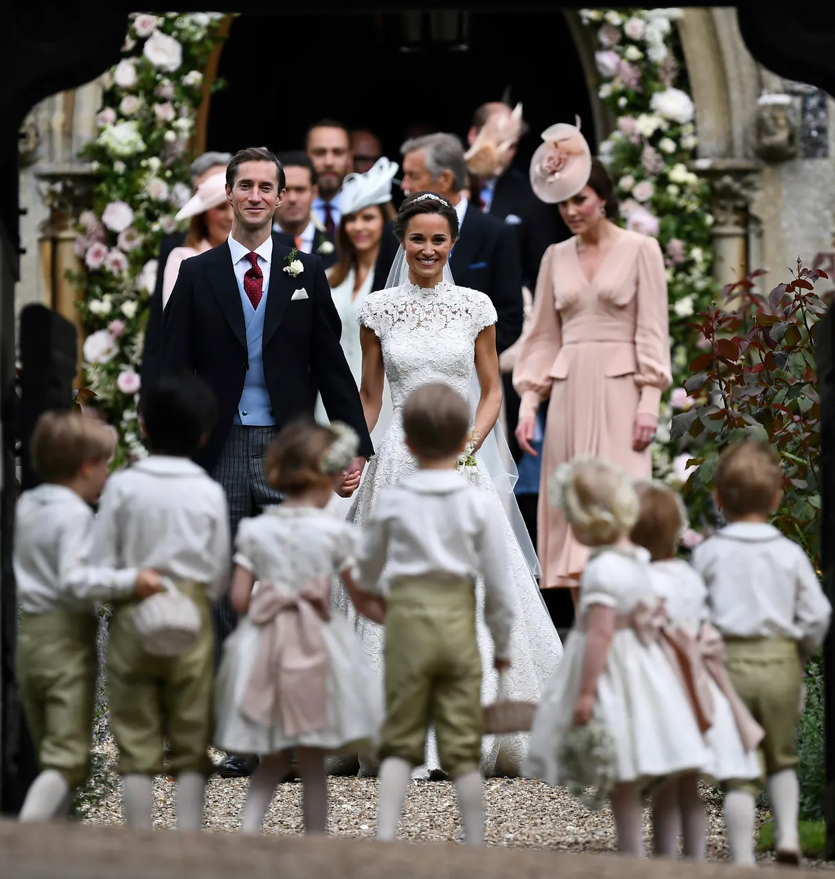 Mlađa sestra Kate Middleton udala se okružena britanskim plemstvom, show 'ukrali' preslatki rođaci