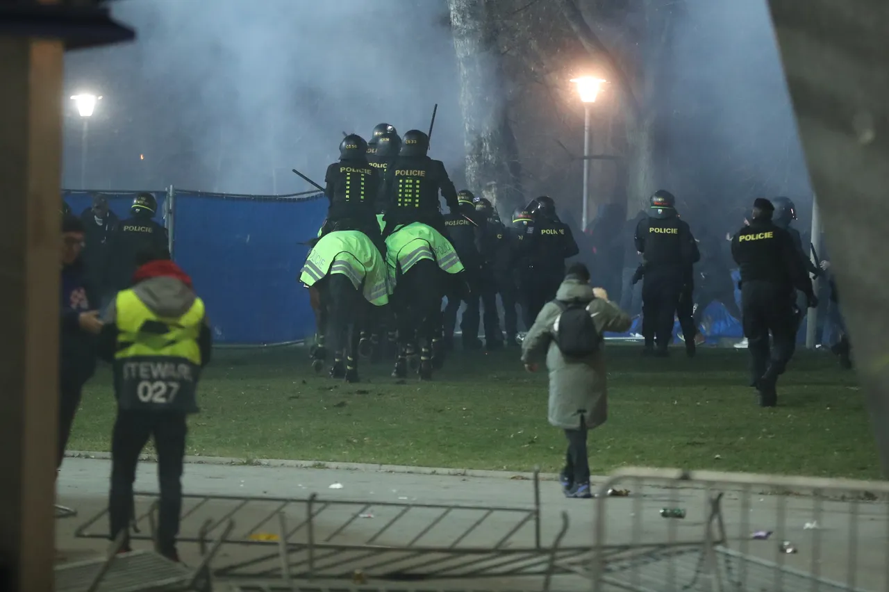 Okršaj uoči utakmice u Plzenu: Bad Blue Boysi sukobili se s policijom i gađali je bakljama