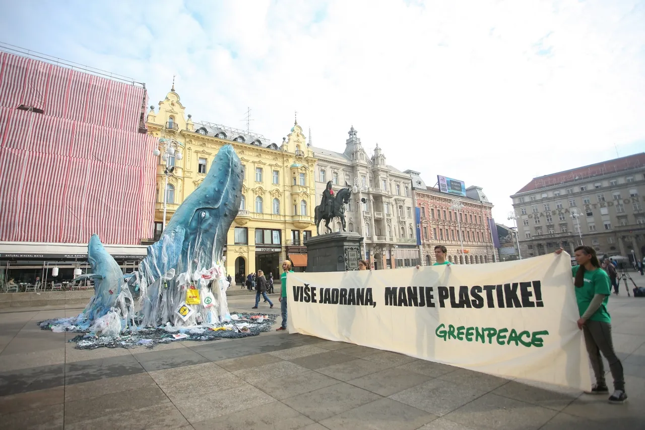 Greenpeace doveo kitove na Trg bana Josipa Jelačića kako bi upozorio na problem plastike u morima