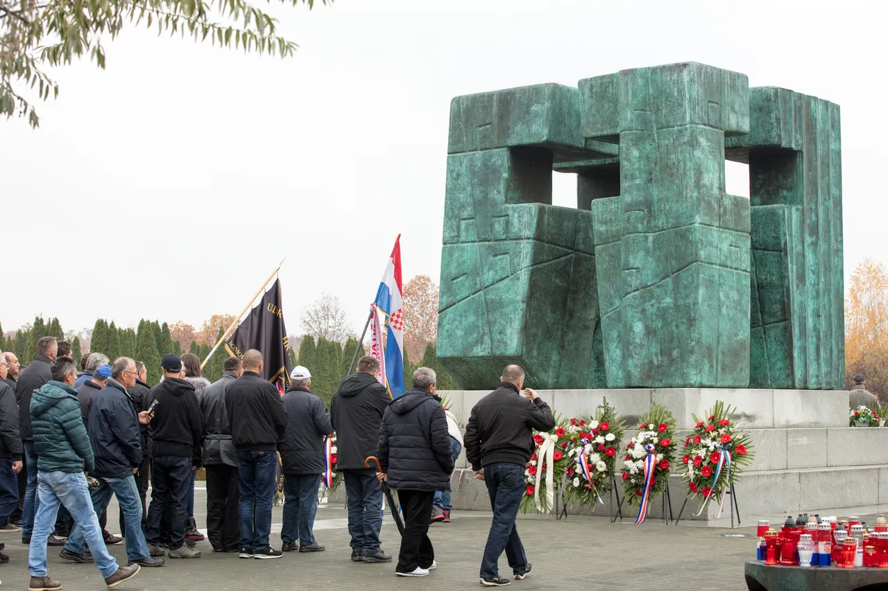 Građani polažu cvijeće i svijeće na Memorijalnom groblju žrtava Domovinskog rata