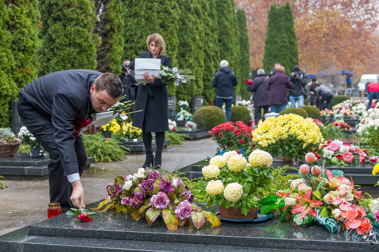 Građani polažu cvijeće i svijeće na Memorijalnom groblju žrtava Domovinskog rata