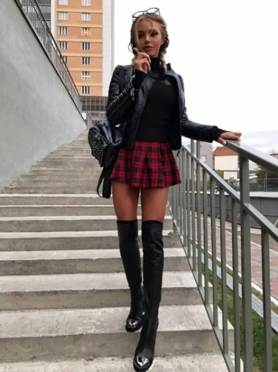 short_skirts_go_best_with_beautiful_legs_640_01