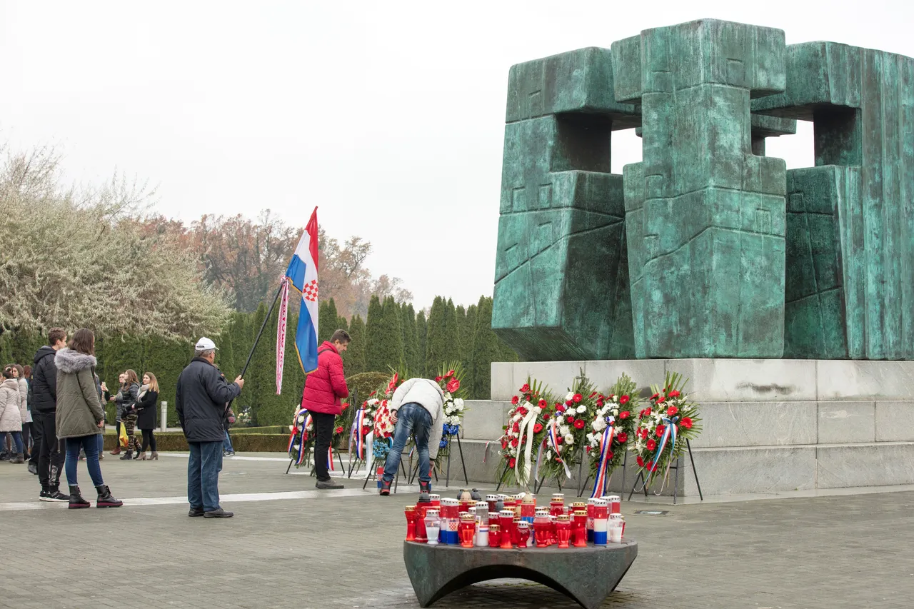 Građani polažu cvijeće i svijeće na Memorijalnom groblju žrtava Domovinskog rata