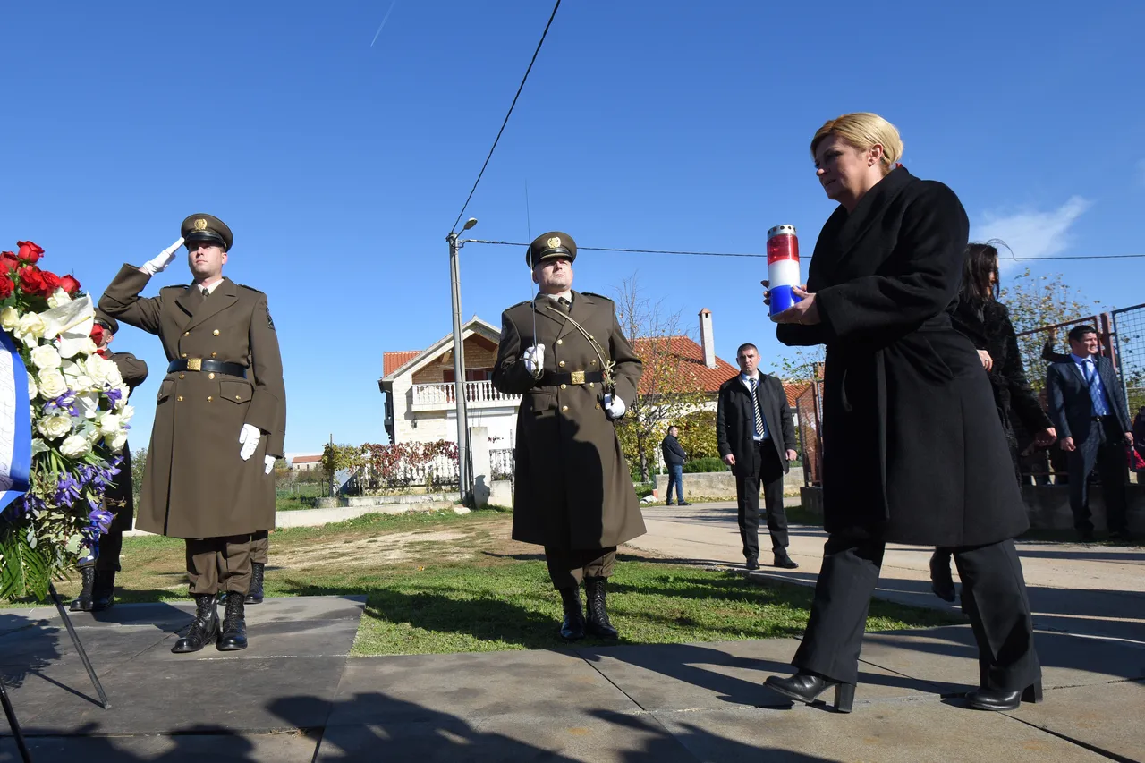 Predsjednica Kolinda Grabar-Kitarović odala počast stradalim braniteljima i civilima Škabrnje