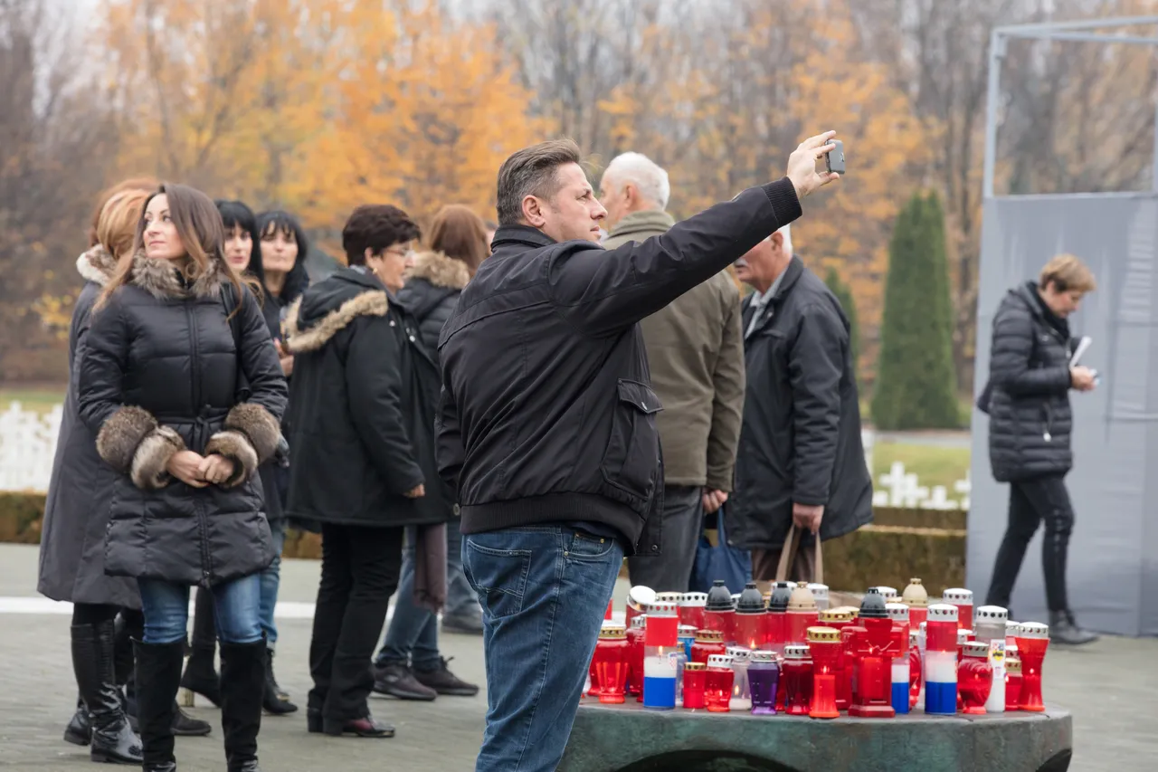 Građani polažu cvijeće i svijeće na Memorijalnom groblju žrtava Domovinskog rata