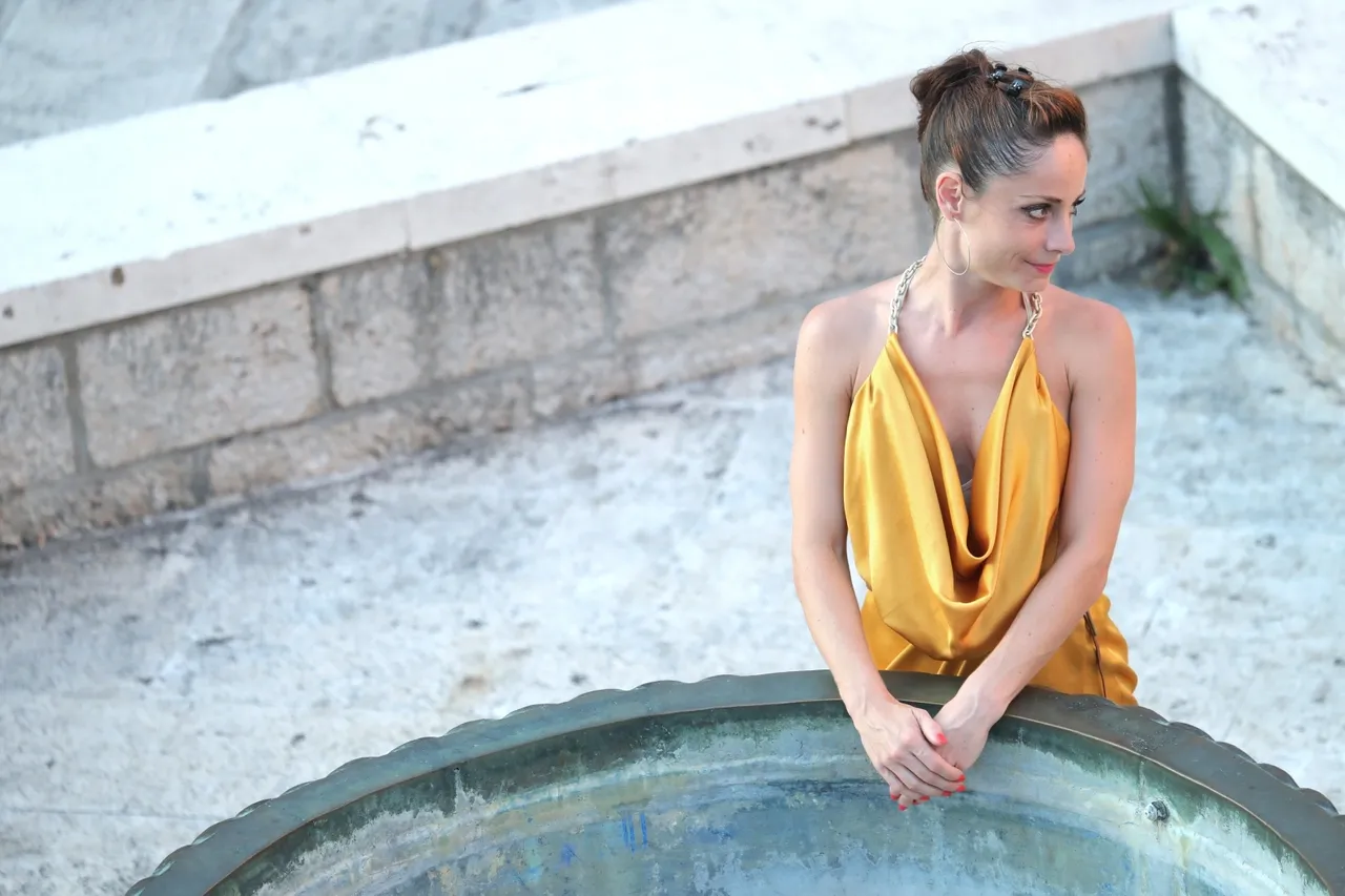 Korčula: Atraktivna djevojka u haljini zlatne boje prošetala gradom