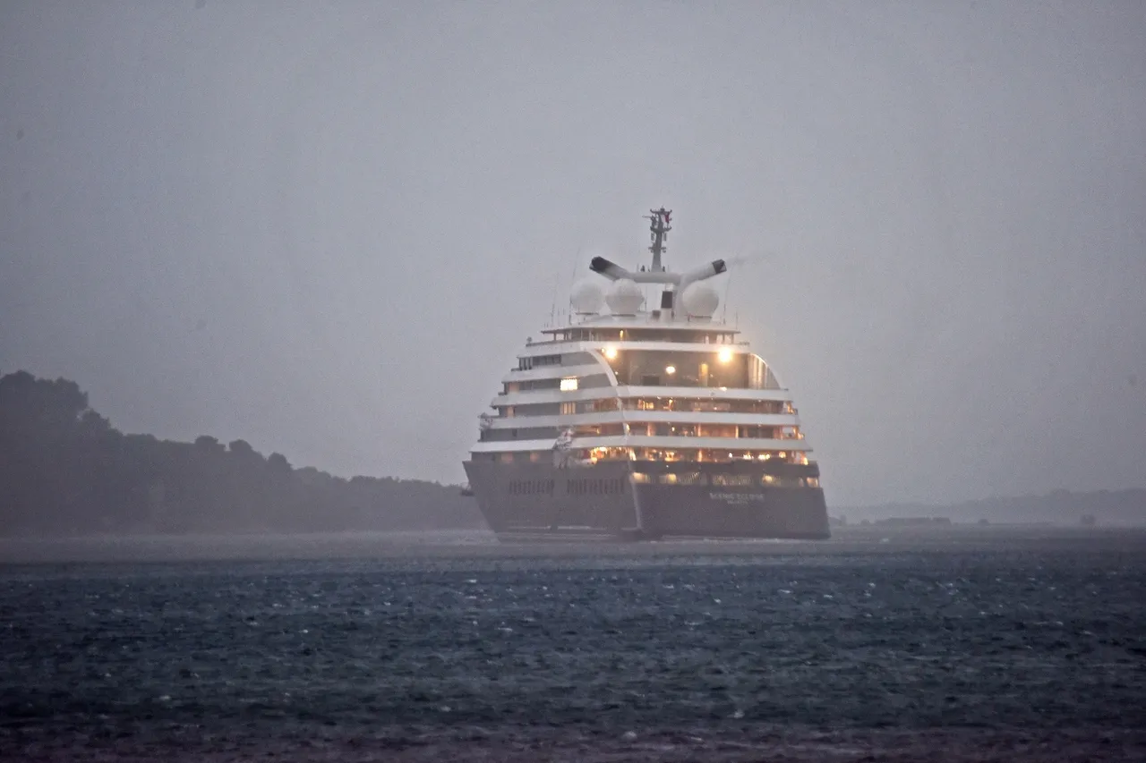 Luksuzni polarni kruzer Scenic Eclipse napustio posrnulo brodogradilište u Puli