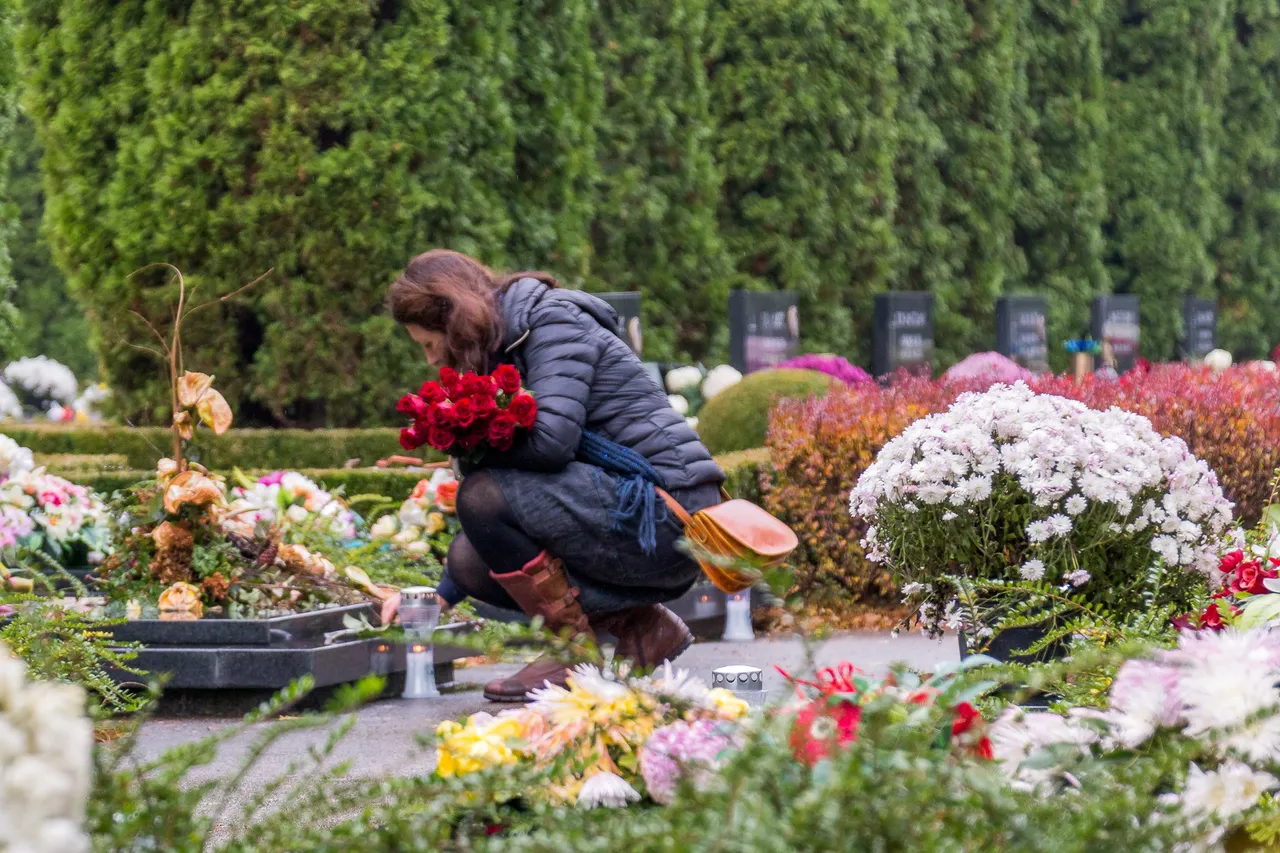 Građani polažu cvijeće i svijeće na Memorijalnom groblju žrtava Domovinskog rata