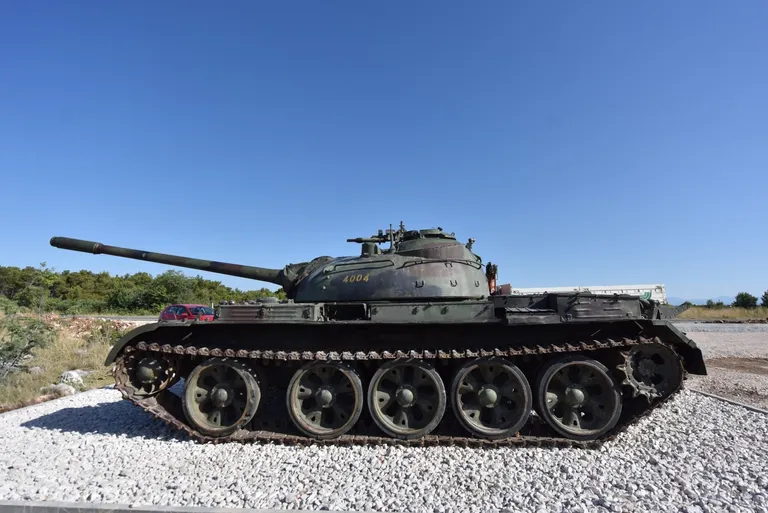 Uz cestu Šibenik - Knin postavljen tenk t55 koji će postati spomen obilježje