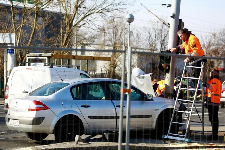 Nova nesreća na Aleji Bologne u Zagrebu: Prednji dio auta je smrskan, ima ozlijeđenih