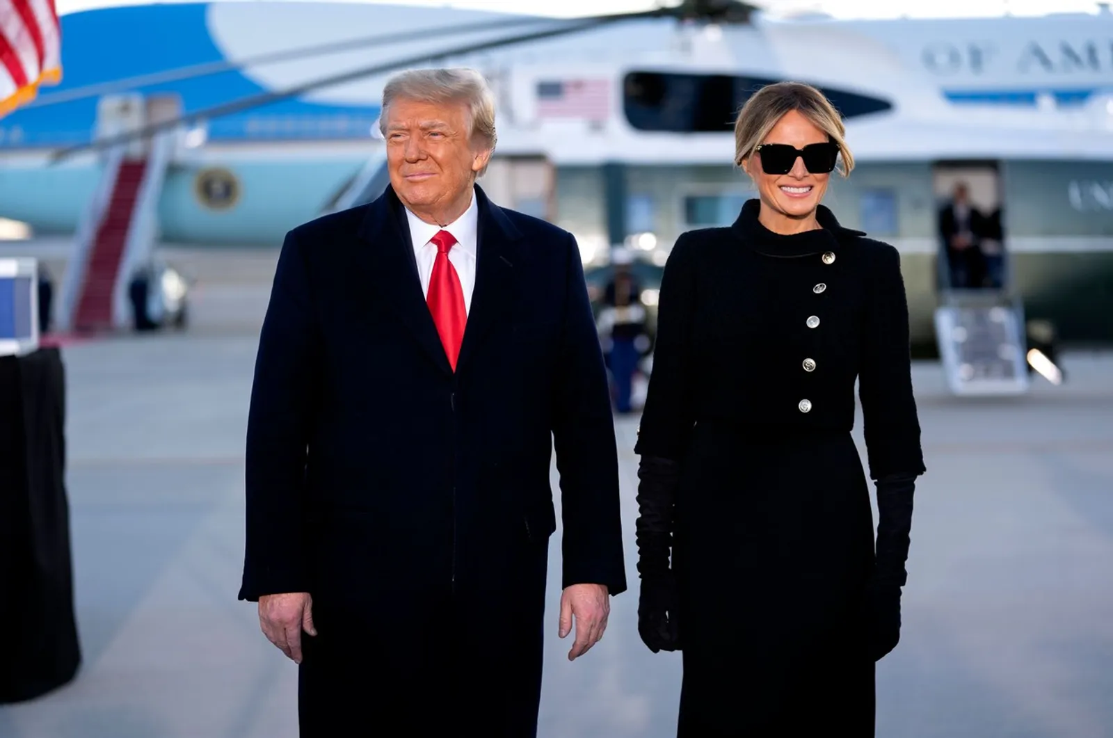 Za sam kraj Trumpovog Mandata Melania se odlučila za elegantni crni komplet koji je posveta njezinom modnom stilu - strogom i bezvremenskom.