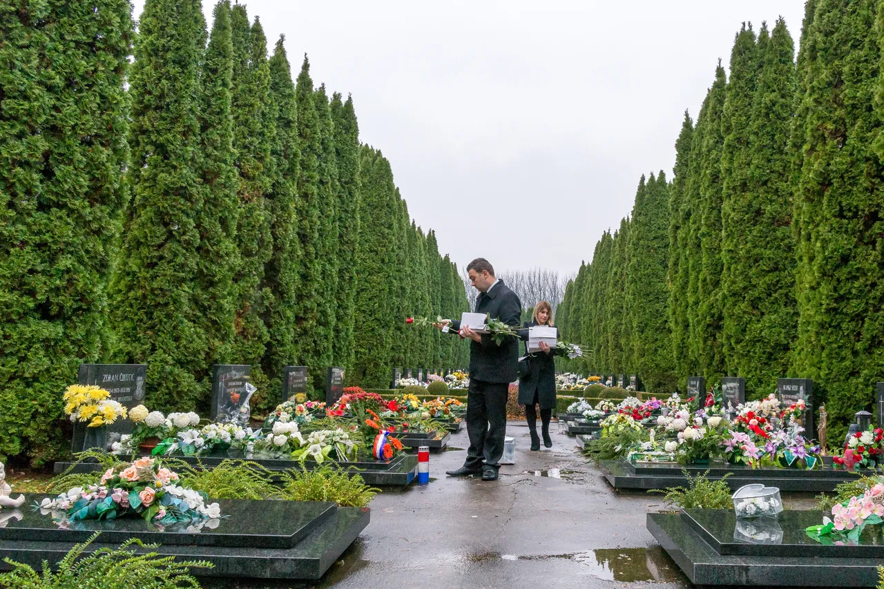 Građani polažu cvijeće i svijeće na Memorijalnom groblju žrtava Domovinskog rata