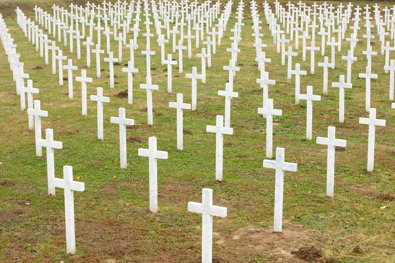 Građani polažu cvijeće i svijeće na Memorijalnom groblju žrtava Domovinskog rata
