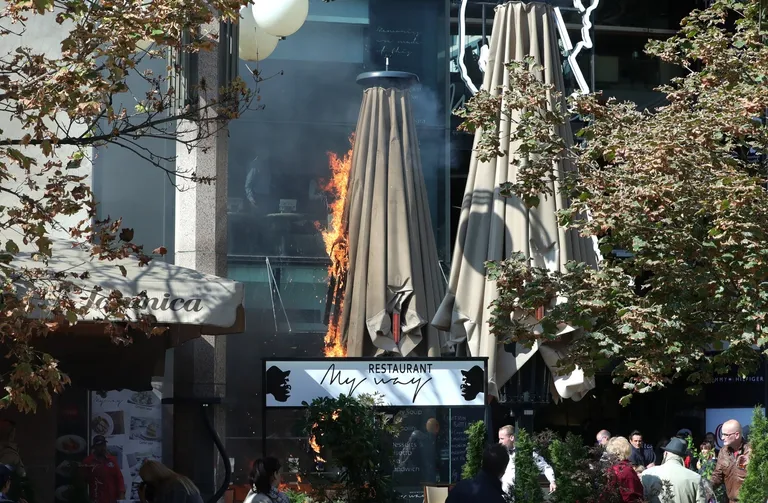 Zagreb: Vatreno na Cvjetnom trgu - zapalio se suncobran restorana, nasreću nema ozlijeđenih