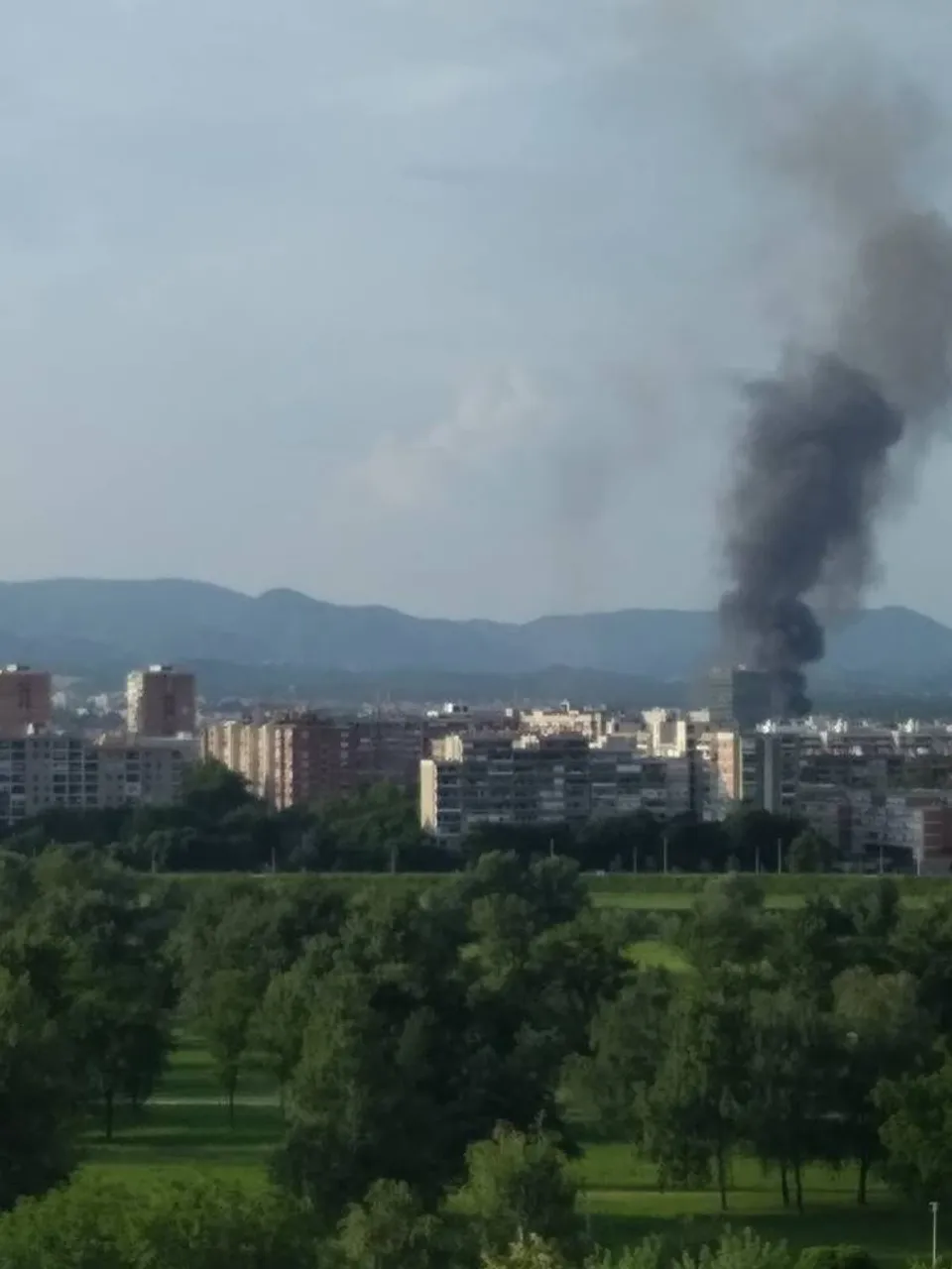 FOTO Gori zgrada u Zagrebu, građani su u panici: 'Što se ovo događa?'