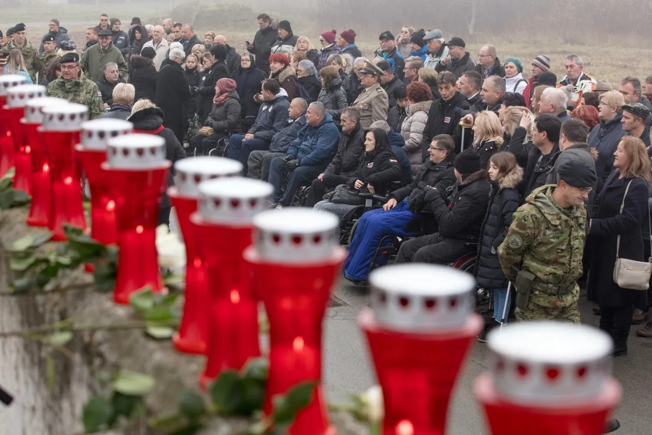 Vukovar: Kolonom sjećanja obilježena 26. godišnjica stradanja branitelja i civila u Borovu naselju