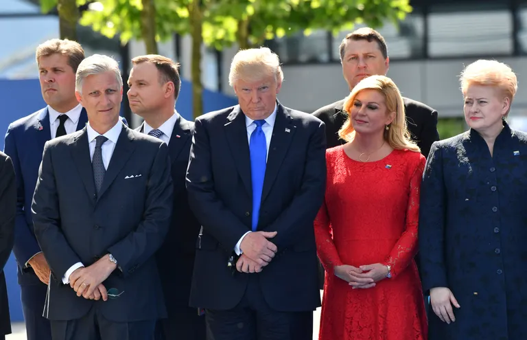 Ovjekovječen trenutak Kolinde Grabar-Kitarović pokraj američkog predsjednika Donalda Trumpa u središnjici NATO-a u Bruxellesu